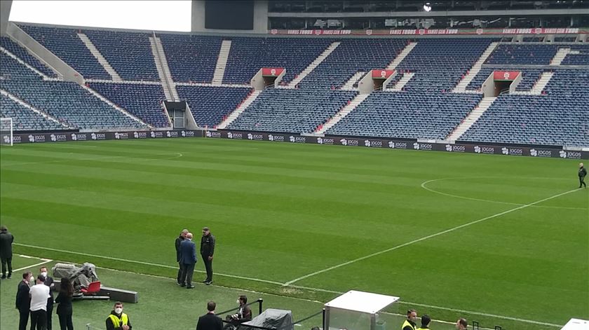 Pinto da Costa, Fernando Santos e Ilídio Vale à conversa no relvado do Estádio do Dragão. Foto: Sílvio Vieira/RR