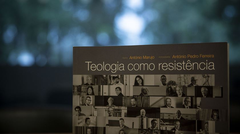 Livro conta histórias de vida que se cruzam com o estudo da teologia