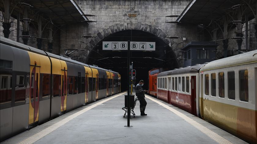 Pedras caem sobre comboio no túnel da estação de São Bento no Porto. Circulação foi retomada