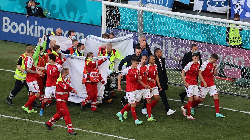 Christian Eriksen, Dinamarca, a ser retirado do relvado. Foto: Wolfgang Rattay / Pool/EPA