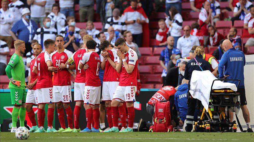 Equipa médica que salvou Eriksen homenageada pela UEFA
