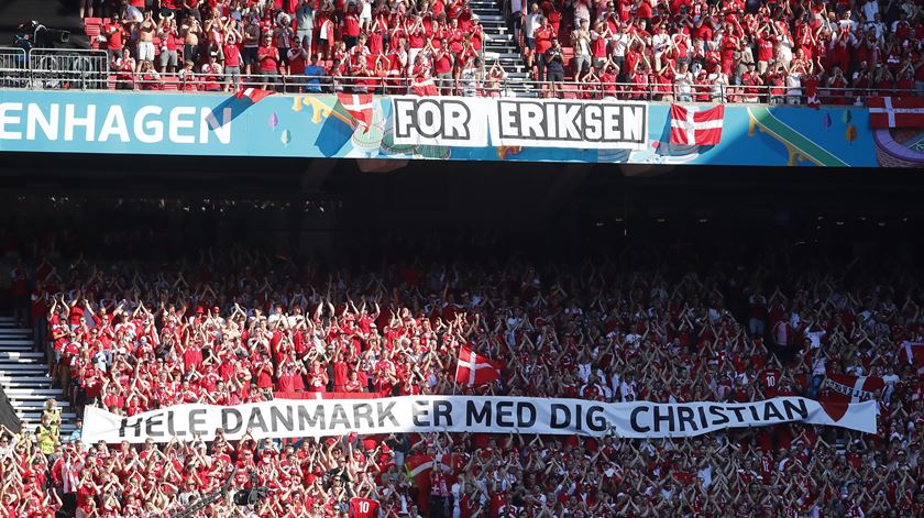 Euro 2020. As imagens da homenagem a Eriksen no Dinamarca-Bélgica
