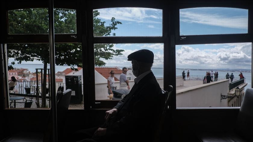 Risco de pobreza em Portugal desceu para 15,4% em 2025, mas desigualdades persistem
