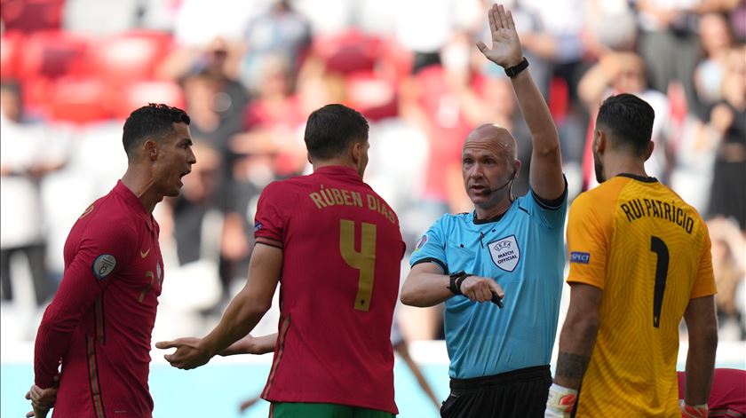 Inglês arbitra FC Porto-Barcelona da Liga dos Campeões