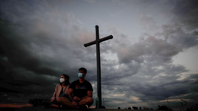 pandemia, cruz, covid-19, pessoas de máscara. Foto: Fernando Bizerra/EPA