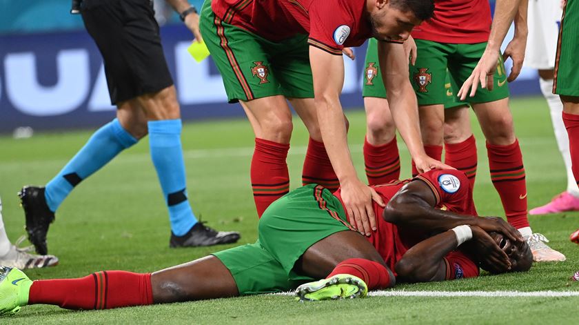 Danilo Pereira teve de ser assistido.  Foto: Tibor Illyes/Pool/EPA