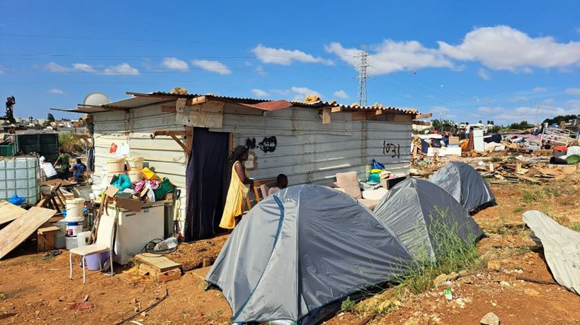 Veja as imagens dos voluntários na limpeza do entulho no Bairro do Talude, este sábado. Foto: Manuela Pires/RR