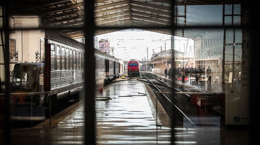 "Atrasos significativos" na Linha do Norte devido a problema na sinalização