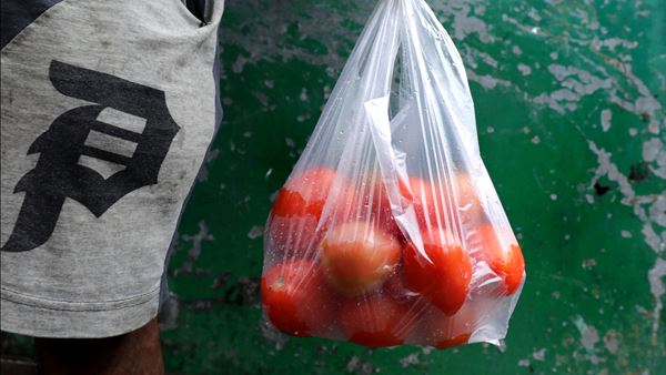 Adeus sacos de plástico leves e regresso do vasilhame? Ministra do Ambiente anuncia novas medidas