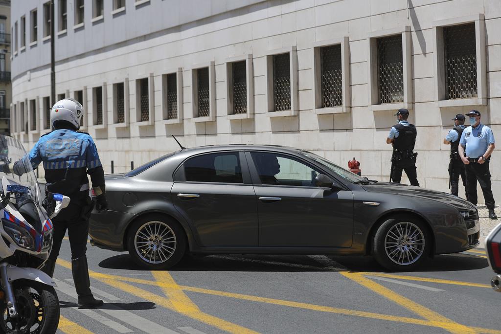 Cartão Vermelho. Vieira já chegou ao Tribunal Central de Instrução Criminal para ser ouvido Cartão Vermelho. Vieira já chegou ao Tribunal Central de Instrução Criminal para ser ouvido