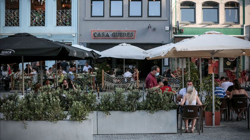 AHRESP esclarece que copos de água da torneira não podem ser cobrados na restauração