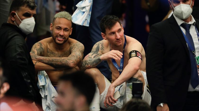 Neymar e Messi a confraternizar após a final. Foto: Antonio Lacerda/EPA