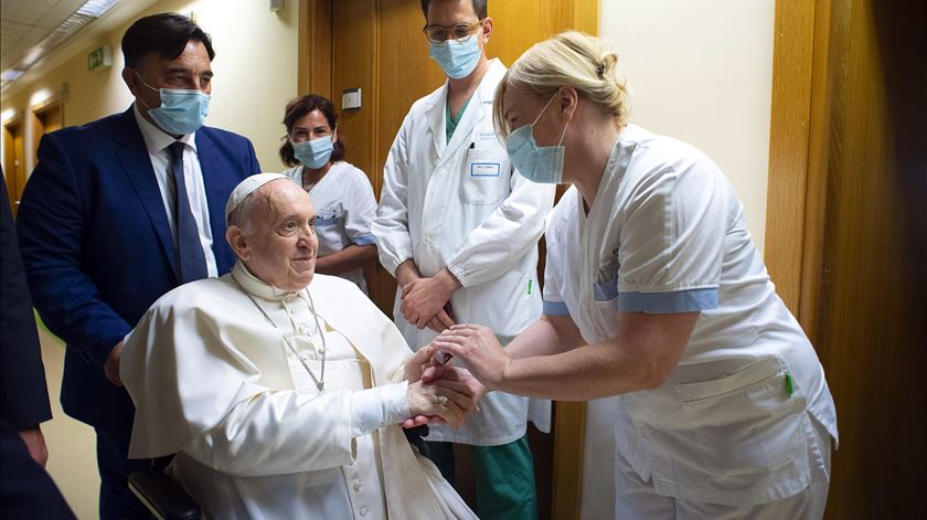 Papa diz que um enfermeiro lhe salvou a vida quando foi operado