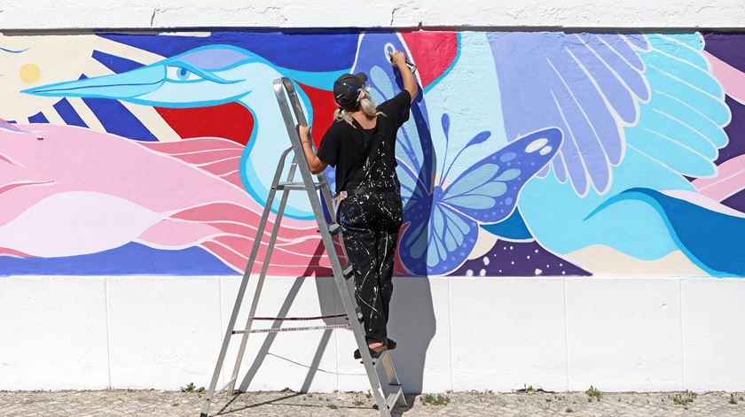 Artista mexicana Sofia Castellanos pinta mural de 45 metros em Lisboa