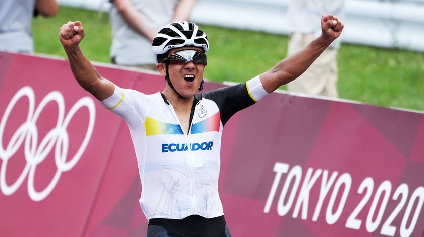 Richard Carapaz conquista segundo ouro na história do Equador. Foto: Christopher Jue/EPA