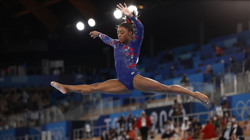 Simone Biles regressa aos Jogos Olímpicos na final da trave
