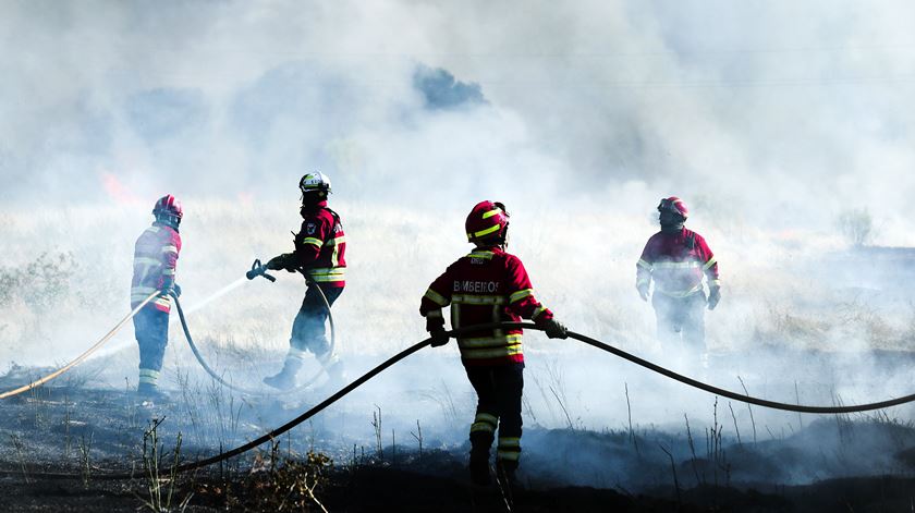 Fogo em Castro Marim com nove meios aéreos