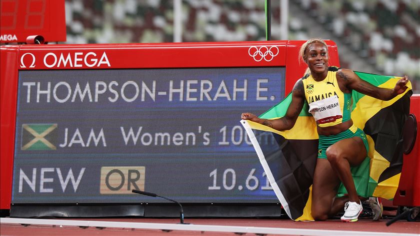 Elaine Thompson-Herah mostra o novo recorde. Foto: Diego Azubel/EPA