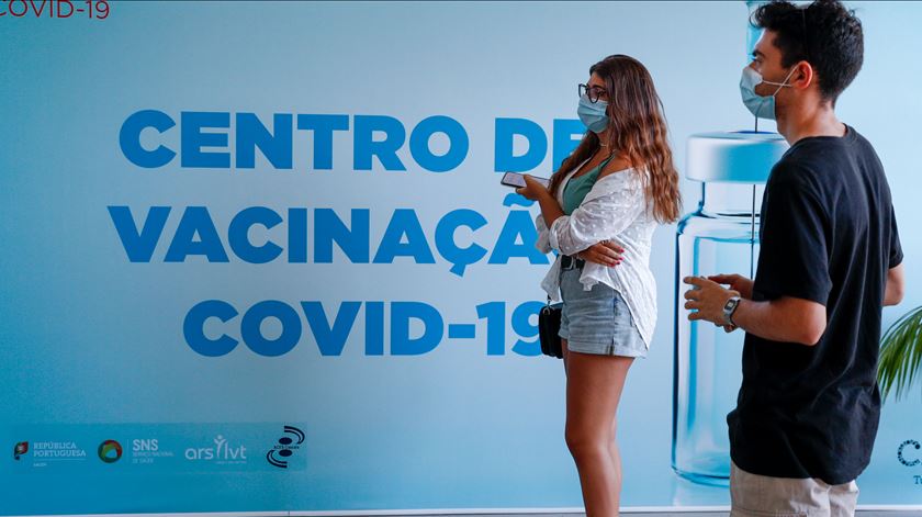 CONFAP. Anúncio de vacinação de jovens demorou e causou "insegurança e dúvida"