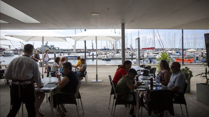 Restaurantes que cobram gelo, copos de água e utilização de loiça têm de informar clientes