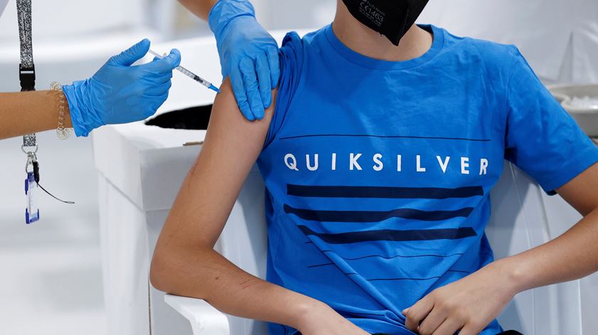 Jovens de 16 e 17 anos começam a ser vacinados contra a Covid-19