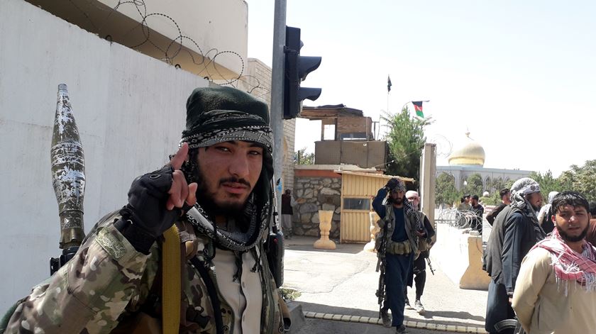 Segunda maior cidade do Afeganistão cai nas mãos dos talibãs
