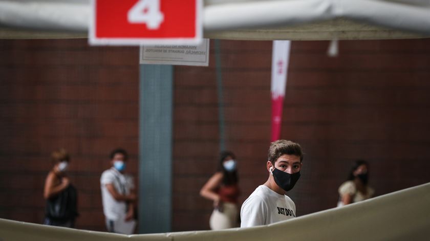 Covid-19: Jovens de 16 e 17 anos veem na vacina um passaporte para a liberdade