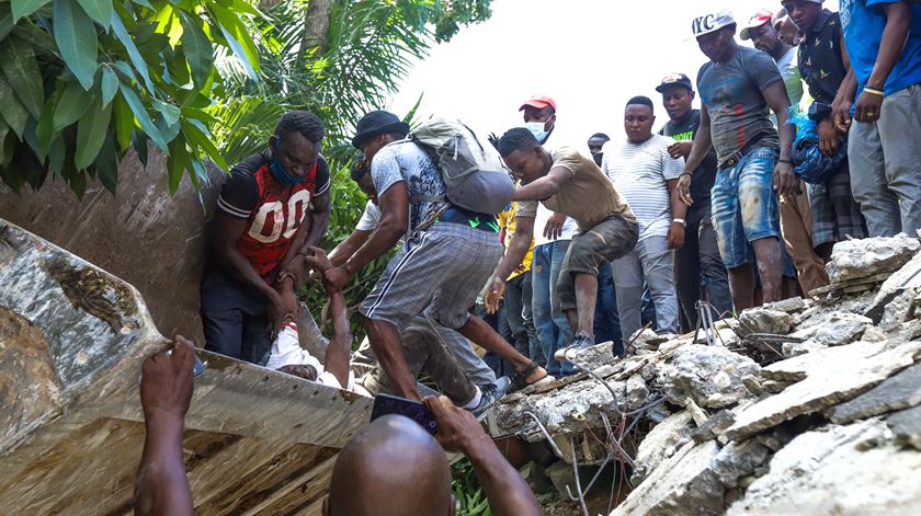 Busca por sobreviventes em Los Cayos. Foto: Ralph Tedy Erol/EPA (clique na seta para percorrer a fotogaleria)