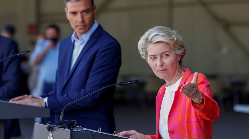 "Nem um euro que seja" a quem não respeita direitos das mulheres, diz von der Leyen