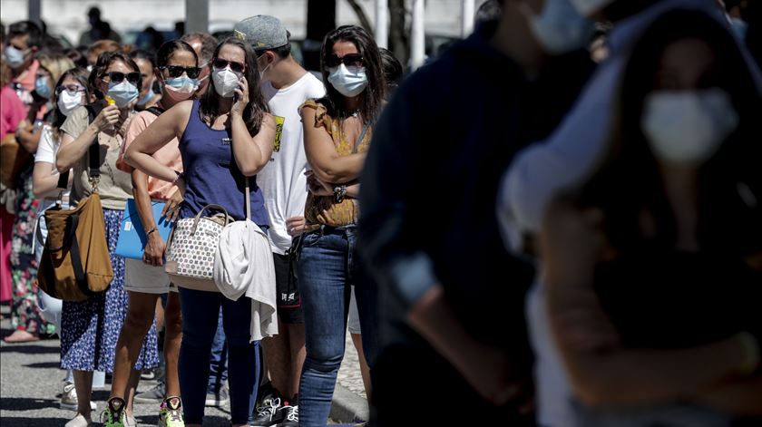 Ómicron deverá causar mais de metade dos casos de Covid-19 na Europa, nos próximos meses