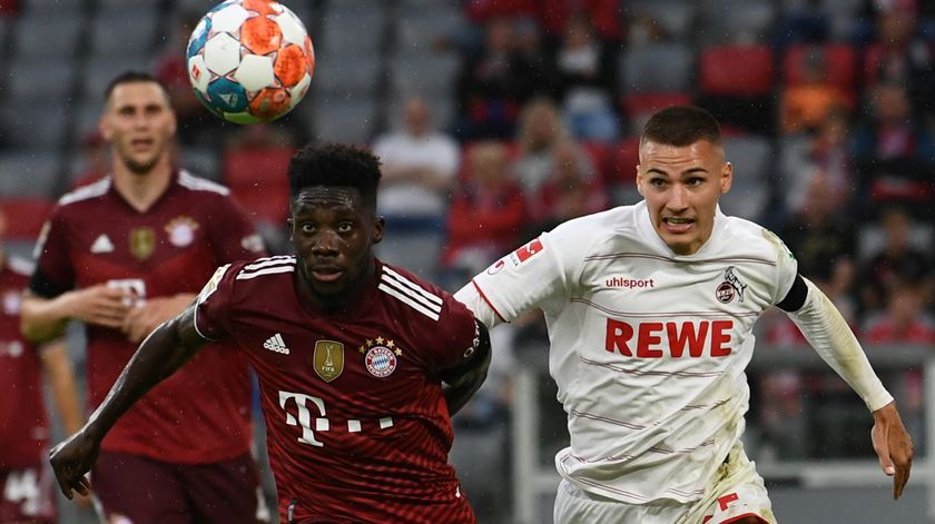 Alphonso Davies sofre lesão grave e desfalca Bayern de Munique