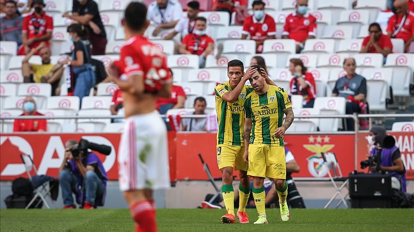 Salvador Agra marca pelo Tondela contra o Benfica. Foto: Rodrigo Antunes/EPA