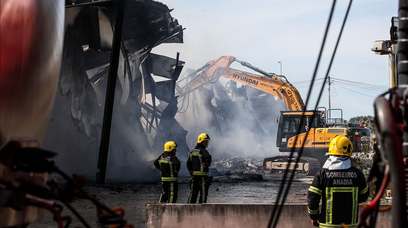 Incêndio destrói fábrica de embalagens em Sangalhos Anadia Foto: Paulo Novais/Lusa