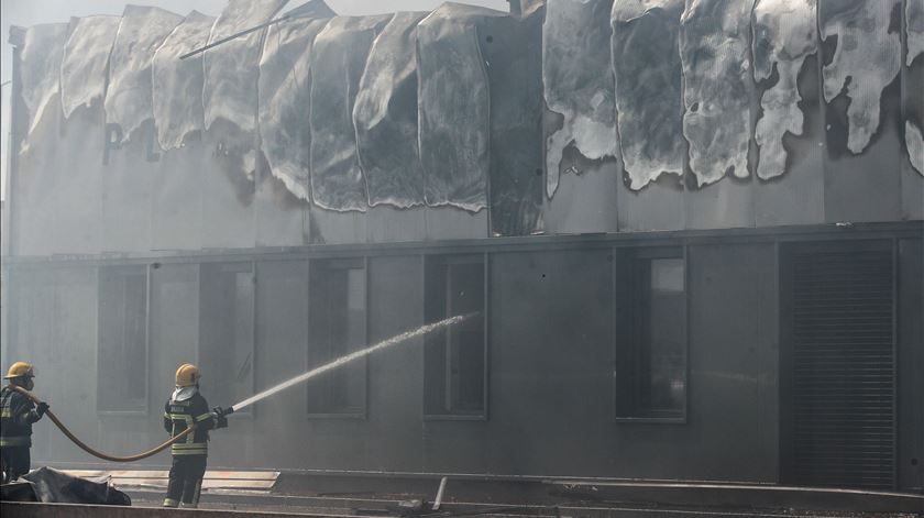 Incêndio destrói fábrica de embalagens em Sangalhos Anadia Foto: Paulo Novais/Lusa