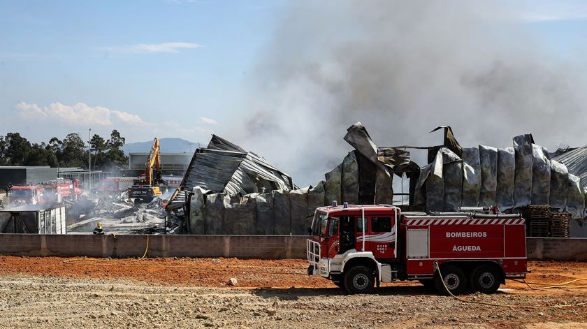 Incêndio destrói fábrica de embalagens em Sangalhos Anadia Foto: Paulo Novais/Lusa