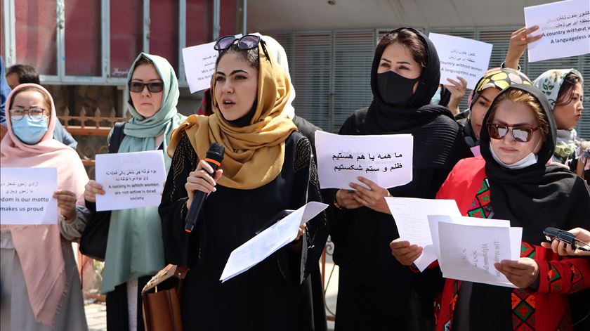 Mulheres políticas realizam primeira conferência de imprensa sob regime talibã