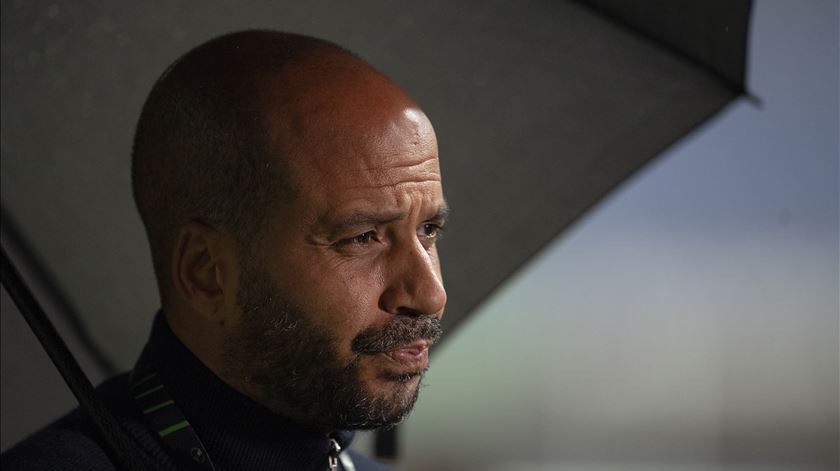 Treinador do AZ Alkmaar renova contrato por mais duas épocas Treinador do AZ Alkmaar renova contrato por mais duas épocas