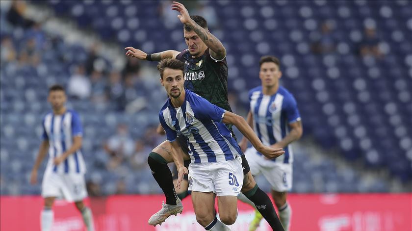 Rosic frente ao FC Porto.  Foto: Manuel Fernando Araujo/EPA