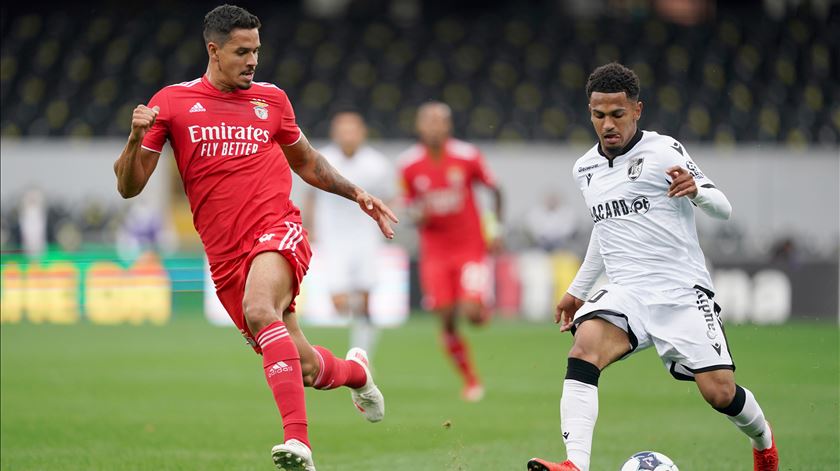 Lucas Verissimo e Marcus Edwards durante o Vitória Guimarães - Benfica. Foto: Hugo Delgado/EPA