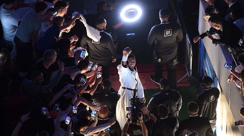 Pugilista Anthony Joshua ferido em acidente na Nigéria. Duas pessoas morreram
