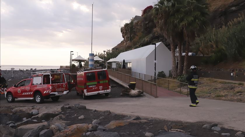 Derrocada de grandes dimensões numa praia do Funchal. Foto: Homem De Gouveia/Lusa