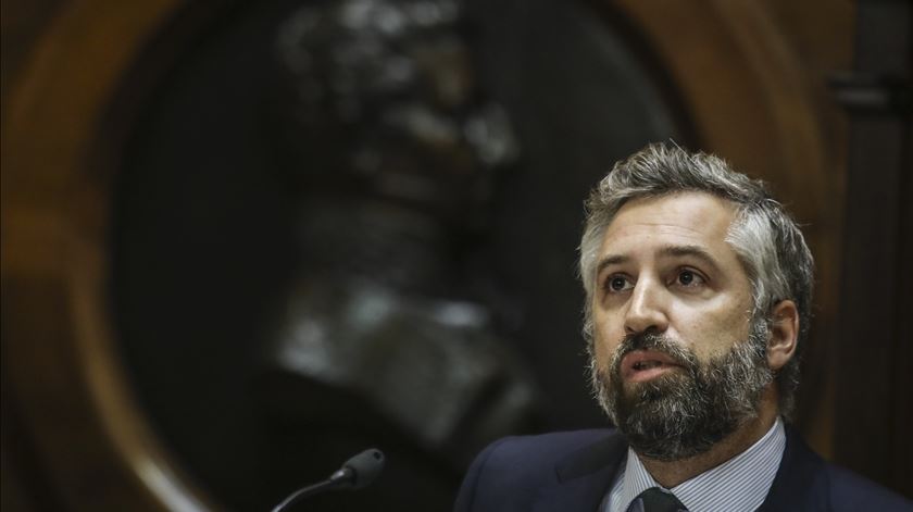 Empresa familiar de Pedro Nuno Santos fez ajuste direto com o Estado. Ministro arrisca demissão?