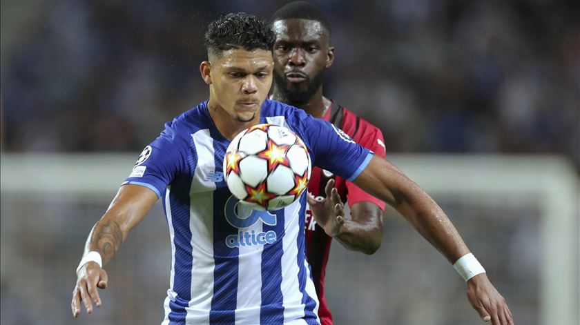 Evanilson e Tomori durante o FC Porto - Milan para a Liga dos Campeões. Foto: Estela Silva/EPA