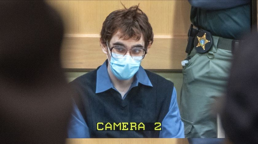 Júri recomenda prisão perpétua para autor do massacre de Parkland