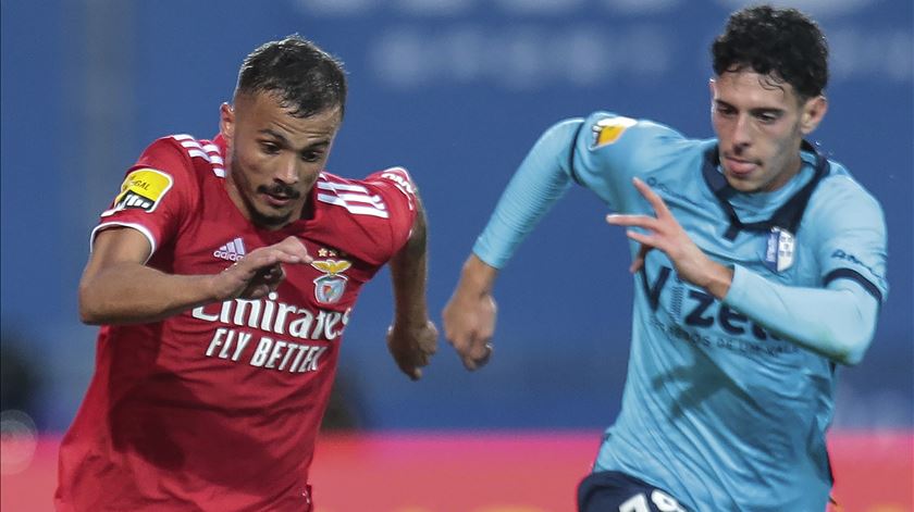 Diogo Gonçalves e Moreira durante o Vizela - Benfica. Foto: Manuel Fernando Araújo/Lusa