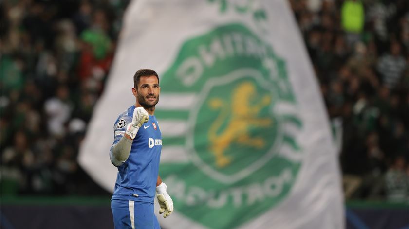 Regresso de Adán dá “experiência” ao Sporting em Londres