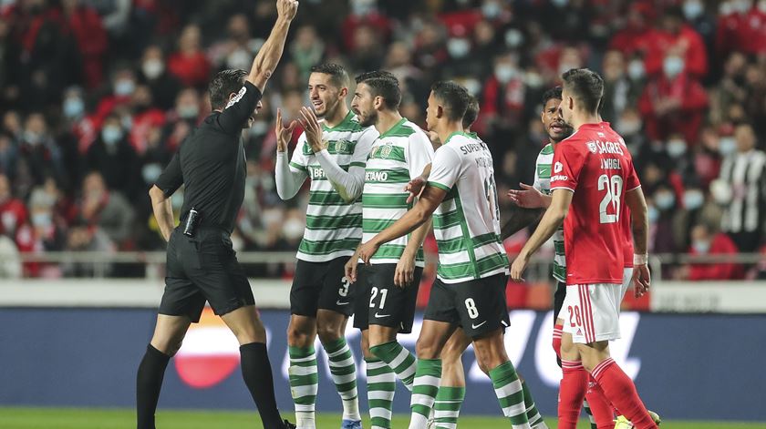 Artur Soares Dias durante o Benfica - Sporting. Foto: Miguel A. Lopes/EPA