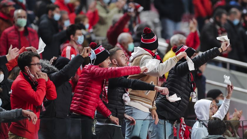 Lenços brancos na Luz durante Benfica - Sporting. Foto: Miguel A. Lopes/EPA