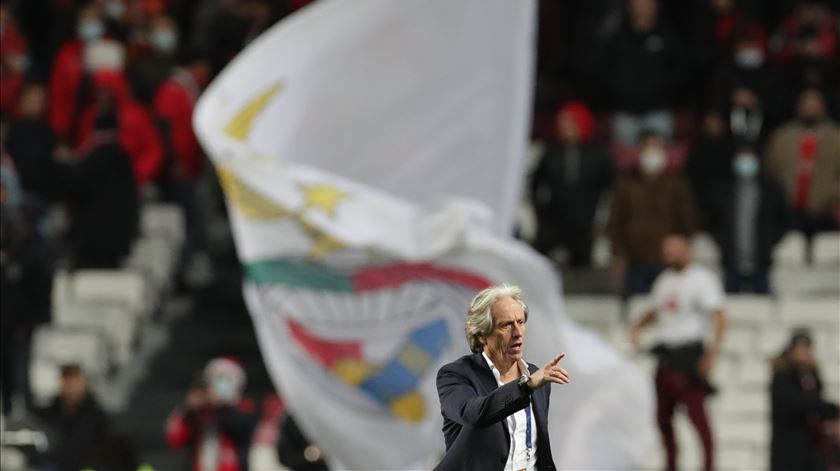 Jesus. “Tenho contrato até maio. Não tenho hipóteses de sair antes”