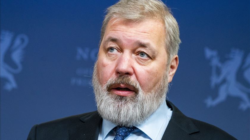 Nobel da Paz Dmitry Muratov atacado com tinta vermelha num comboio russo